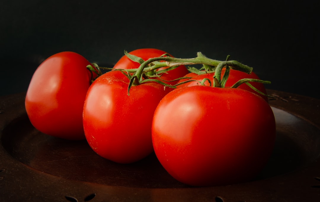 Calorias do tomate: quanto tem e como usar o tomate na sua dieta